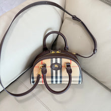 Carregar imagem no visualizador da galeria, Bolsa Burberry Mini Highlands Bowling Bag