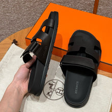 Carregar imagem no visualizador da galeria, Hermes Chypre Sandal Noir Calfskin Leather