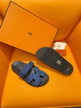 Carregar imagem no visualizador da galeria, Hermes Chypre Sandal Navy Calfskin Leather