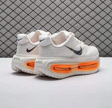 Cargar imagen en el visor de la galería, Nike Vomero Premium - Beige/Naranja