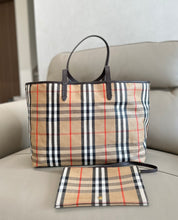 Carregar imagem no visualizador da galeria, Bolsa Burberry Medium Highlands Tote