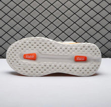 Cargar imagen en el visor de la galería, Nike Vomero Premium - Beige/Naranja