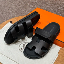 Carregar imagem no visualizador da galeria, Hermes Chypre Sandal Noir Calfskin Leather