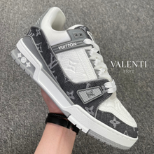 Carregar imagem no visualizador da galeria, Tênis Trainer Louis Vuitton Branco/Cinza Jeans