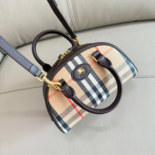 Carregar imagem no visualizador da galeria, Bolsa Burberry Mini Highlands Bowling Bag