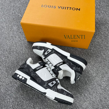 Carregar imagem no visualizador da galeria, Tênis Trainer Louis Vuitton Branco/Preto Jeans