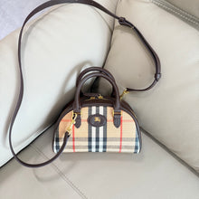 Carregar imagem no visualizador da galeria, Bolsa Burberry Mini Highlands Bowling Bag