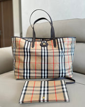 Carregar imagem no visualizador da galeria, Bolsa Burberry Medium Highlands Tote