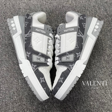 Carregar imagem no visualizador da galeria, Tênis Trainer Louis Vuitton Branco/Cinza Jeans