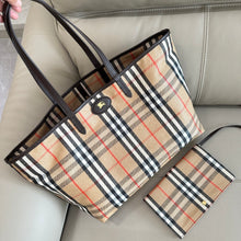 Carregar imagem no visualizador da galeria, Bolsa Burberry Medium Highlands Tote