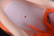 Carregar imagem no visualizador da galeria, Nike Vomero Premium x Melitta Baumeister Total Orange Chalk .
