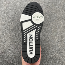 Carregar imagem no visualizador da galeria, Tênis Trainer Louis Vuitton Branco/Preto Jeans