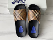 Cargar imagen en el visor de la galería, Sandalias pala Burberry Archive Beige