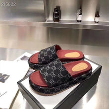 Carregar imagem no visualizador da galeria, Gucci Angelina Platform 55 mm Sandal Black Red Jacquard Denim