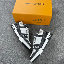 Carregar imagem no visualizador da galeria, Tênis Trainer Louis Vuitton Branco/Preto Jeans