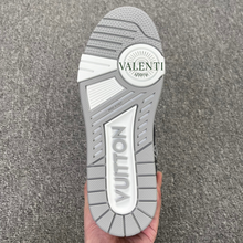 Carregar imagem no visualizador da galeria, Tênis Trainer Louis Vuitton Branco/Cinza Jeans