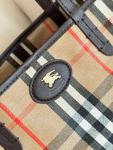 Carregar imagem no visualizador da galeria, Bolsa Burberry Medium Highlands Tote