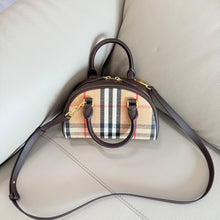 Carregar imagem no visualizador da galeria, Bolsa Burberry Mini Highlands Bowling Bag