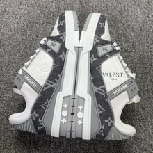 Carregar imagem no visualizador da galeria, Tênis Trainer Louis Vuitton Branco/Cinza Jeans