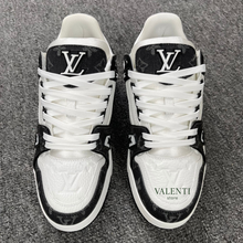 Carregar imagem no visualizador da galeria, Tênis Trainer Louis Vuitton Branco/Preto Jeans