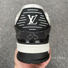 Carregar imagem no visualizador da galeria, Tênis Trainer Louis Vuitton Branco/Preto Jeans