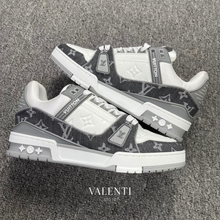 Carregar imagem no visualizador da galeria, Tênis Trainer Louis Vuitton Branco/Cinza Jeans