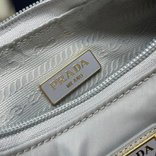 Carregar imagem no visualizador da galeria, Bolsa Prada mini Re-Edition 2000