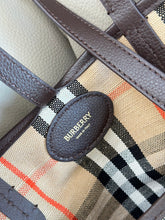 Carregar imagem no visualizador da galeria, Bolsa Burberry Medium Highlands Tote
