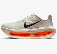 Cargar imagen en el visor de la galería, Nike Vomero Premium - Beige/Naranja