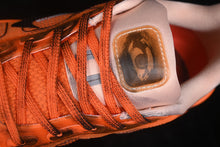 Carregar imagem no visualizador da galeria, Nike Vomero Premium x Melitta Baumeister Total Orange Chalk .