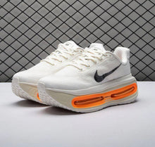 Cargar imagen en el visor de la galería, Nike Vomero Premium - Beige/Naranja