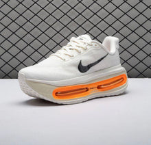 Cargar imagen en el visor de la galería, Nike Vomero Premium - Beige/Naranja
