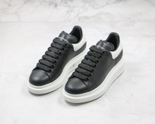 Carregar imagem no visualizador da galeria, Alexander Mcqueen Oversized Black White