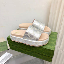 Carregar imagem no visualizador da galeria, Gucci Angelina Platform 55 mm Sandal Silver Jacquard
