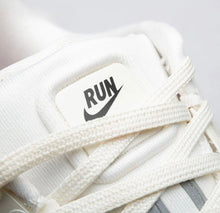 Cargar imagen en el visor de la galería, Nike Vomero Premium - Beige/Naranja