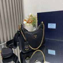 Carregar imagem no visualizador da galeria, Bolsa Prada Re-Edition 2005 em Nylon Black Gold