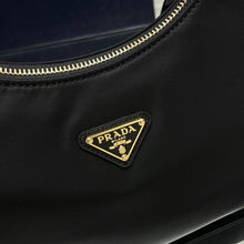 Carregar imagem no visualizador da galeria, Bolsa Prada Re-Edition 2005 em Nylon Black Gold