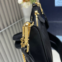 Carregar imagem no visualizador da galeria, Bolsa Prada Re-Edition 2005 em Nylon Black Gold