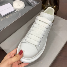 Carregar imagem no visualizador da galeria, Tênis Alexander McQueen Branco/Camurça Cinza