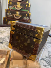 Carregar imagem no visualizador da galeria, Bau Cofre Tresor 24 Louis Vuitton