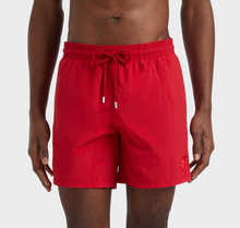 Carregar imagem no visualizador da galeria, Shorts de Banho Masculino com Estampa Reativa à Água Vilebrequin – Ronde des Tortues Vermelho