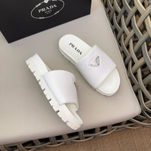 Carregar imagem no visualizador da galeria, Prada Padded Slides White Nappa Leather