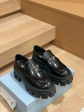Carregar imagem no visualizador da galeria, Prada Brushed Leather Monolith Loafers