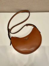 Carregar imagem no visualizador da galeria, Prada Arqué Leather Brandy
