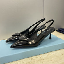 Carregar imagem no visualizador da galeria, Prada Patent Leather Slingback Pumps