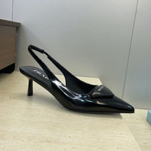 Carregar imagem no visualizador da galeria, Prada Patent Leather Slingback Pumps