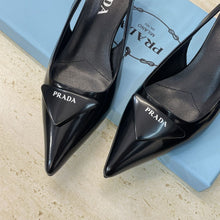 Carregar imagem no visualizador da galeria, Prada Patent Leather Slingback Pumps