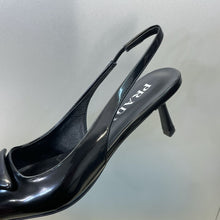 Carregar imagem no visualizador da galeria, Prada Patent Leather Slingback Pumps