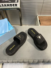 Carregar imagem no visualizador da galeria, Prada Sandália flatform em crochê