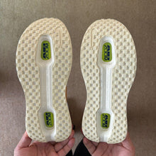 Carregar imagem no visualizador da galeria, Nike Vomero Premium Alabaster.